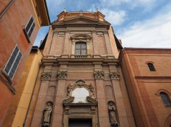 La chiesa di Santa Maria della Vita a Bologna, Emilia-Romagna. Sorge nel centro storico cittadino a pochi passi da Piazza Maggiore - © Claudio Divizia / Shutterstock.com