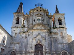 La chiesa di Santa Maria di Loreto a Petralia Soprana, Sicilia. Questa antica fortezza venne trasformata in chiesa dai carmelitani scalzi e rifatta nel 1750 con pianta a croce greca.
