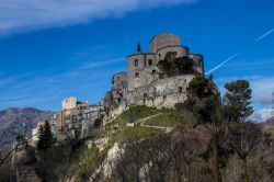 La chiesa di Santa Maria di Loreto che incorona il gorgo di Petralia Soprana in Sicilia - © Victor Picciuca / Shutterstock.com