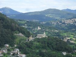 La chiesa di Santa Maria nel territorio di Schignano in Lombardia - © Pifoyde - CC BY-SA 3.0, Wikipedia