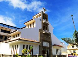 La chiesa di Santa Rita nei pressi di Playa Martianez a Puerto de la Cruz, Tenerife, in una giornata estiva (Spagna) - © phortun / Shutterstock.com