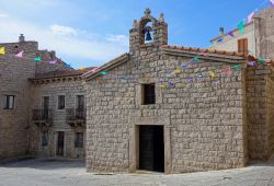 La chiesa di Sant'Anna a Arzachena, Sardegna. Pur con la sua semplicità architettonica, questo edificio religioso è uno dei più importanti di tutto il Comune - © ...