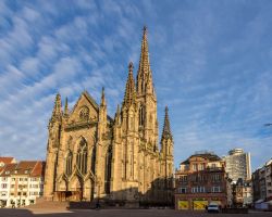 La chiesa di Santo Stefano a Mulhouse, Alsazia, Francia. Si tratta di un bel tempio riformato dalla struttura architettonica spiccatamente neogotica - © 173870774 / Shutterstock.com