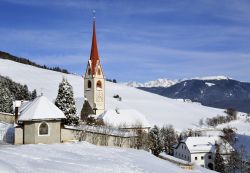La chiesa di St. Wolfgang in inverno, siamo nella regione di Valdaora, Alto Adige