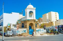 La chiesa greca ortodossa nei pressi delle mura della Medina di Sfax, Tunisia. Lasciato cadere in degrado, questo edificio religioso attende di essere riportato agli antichi splendori con un ...