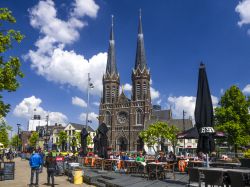 La chiesa Heuvelse a Tilburg, Olanda. La "chiesa della collina" è un edificio religioso di fede cattolica innalzato fra il 1872 e il 1889 - © www.hollandfoto.net / Shutterstock.com ...