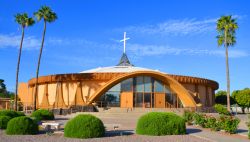La chiesa Living Word Bible Fellowship a Scottsdale, Arizona (USA). Si tratta di un gruppo di chiese cristiane situate nelgi Stati Uniti, in Canada e in Brasile - © meunierd / Shutterstock.com ...