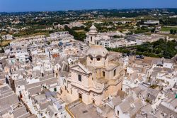 La chiesa neocalssica di San Giorgio Martire, centro storico di Locorotondo, Puglia