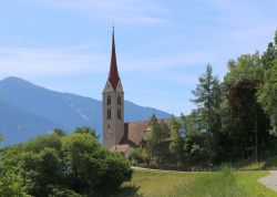 La Chiesa Parrocchiale di San Giorgio a Varna in Trentino Alto Adige - © Oliver Abels, CC BY-SA 4.0, Wikipedia