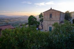 La chiesa parrocchiale di San Lorenzo a Moresco, Marche. E' stata costruita nel 1736 come ringraziamento per i limitati danni provocati da un terremoto di qualche anno prima.

