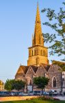 La chiesa principale di Meursault al tramonto, siamo in Borgogna, in Francia