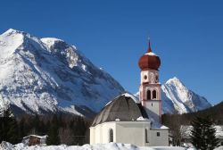 La chiesa simbolo di Leutasch fotografata in inverno (Tirolo)