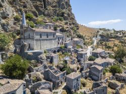 La Chiesa sul monte Calvario nel borgo di Pentedattilo in Calabria