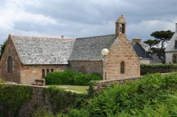 La chiesetta di Saint Guirec nell'ex villaggio di pescatori di Ploumanac'h, Francia