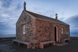 La chiesetta di San Nicola nel villaggio di St. Ives al tramonto, Cornovaglia, Regno Unito - © Daan Kloeg / Shutterstock.com