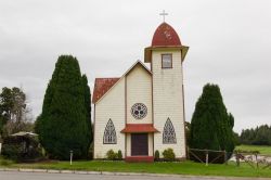 La chiesetta di Santa Cruz a Puerto Varas, Cile, in una giornata nuvolosa.

