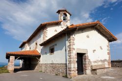 La chiesetta in mattoni e calce di San Telmo a Zumaia, regione di Guipuzcoa, Spagna.
