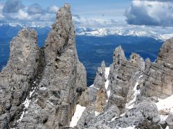 La cima dolomitica chiamata Torre di Pisa sul gruppo del Latemar vicino a Predazzo