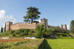 La cinta muraria del borgo di Castellaro Lagusello una delle tappe di un itinerario sulle colline moreniche del Garda