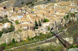 Il centro di Cuenca visto dall'alto. La città spagnola della Castiglia-La Mancia dal 1996 è Patrimonio dell'Umanità, grazie ai viottoli  caratteristici, alle ...