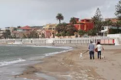 La città costiera di Santa Marinella nel Lazio: èasseggiata in spiaggia