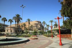 La città di Arica con il Morro sullo sfondo, Cile. Si tratta di una ripida collina situata nei pressi della cittadina cilena. S'innalza per 139 metri di altezza sul livello del mare.



 ...