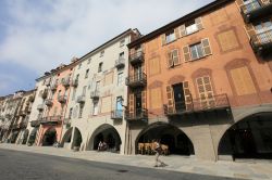 La città di Cuneo, una delle località più visitate del Piemonte. Assedi e guerre hanno cancellato nel tempo la serie di testimonianze medievali: oggi poggia su ricordi ottocenteschi ...