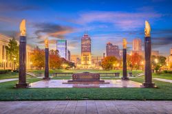La città di Indianapolis, stato dell'Indiana (USA). Skyline by night con monumenti e palazzi.



