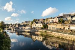 La città di Josselin vista dal fiume Oust, Francia. Questo corso d'acqua lungo 137 km scorre interamente in Bretagna.
