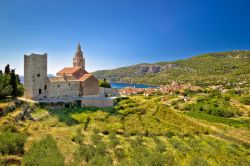 La città di Komiza, isola di Vis, con la chiesa in primo piano.

