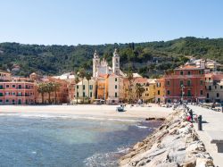 La città di Laigueglia vista dal mare con le sue abitazioni color pastello, Liguria.



