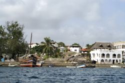 La città di Lamu, in Kenya - la città di Lamu, capoluogo dell'omonima isola, ha origini molto antiche, che risalgono al XIV secolo da un insediamento swahili. L'isola venne ...