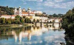 La città di Passau con la cattedrale di Santo Stefano, Germania. E' nota per la sua attività culturale grazie a spettacoli teatrali, opere e concerti, soprattutto d'organo.

 ...