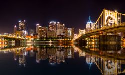 La città di Pittsburgh by night vista dal fiume, Pennsylvania, USA - © Steve Heap / Shutterstock.com