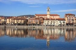 La città di Sesto Calende sul fiume Ticino a sud del Lago Maggiore in Lombardia.