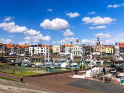 La città di Vlissingen (Olanda) con il porto e le antiche case in una bella giornata di sole.

