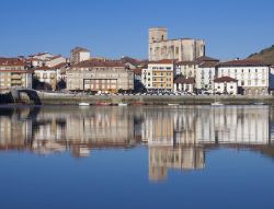 La città di Zumaia riflessa nelle acque del Mar Cantabrico, Paesi Baschi, Spagna. Le sue origini sono legate a quelle dell'antico eremo di San Telmo.
