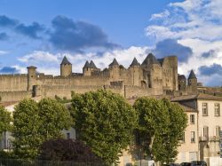 La citta fortificata di Carcassonne in Francia, uno dei borghi più belli di tutta Europa - © emei / Shutterstock.com
