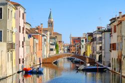 La città lagunare di Chioggia con i suoi ponti e i palazzi antichi, Veneto, Italia.
