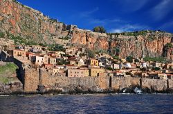 La città medievale di Monemvasia vista dal mare, Grecia. Chiamata anche "The Greek Gibraltar", il suo nome, che significa "un solo accesso", deriva dall'esistenza ...