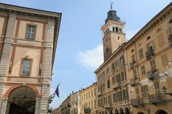 La città storica di Cuneo, Piemonte. Il nome di questa località nasce in seguito alla formazione del suo abitato che è in effetti a forma di cuneo.
