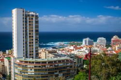 La città turistica di Puerto de la Cruz, Tenerife, Spagna. Questa graziosa località occupa la Valle de la Orotava con un impressionante paesaggio dominato dai 3718 metri del Teide.
 ...