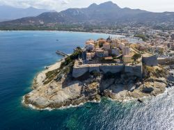 La cittadella di Calvi, Corsica, vista dall'alto. Costruita dai genovesi fra il 1483 e il 1492, è un piccolo gioiello architettonico incastonato in un costone di roccia della Haute ...