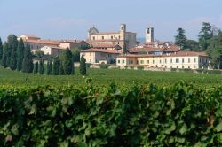 La cittadina di Erbusco in Franciacorta, provincia di Brescia (Lombardia) Di Bertazzonipaolo - Opera propria, CC BY-SA 3.0, Collegamento