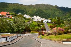 La cittadina di Furnas sull'isola di Sao Miguel, Azzorre (Portogallo): si trova nel cratere di un vulcano ed è una rinomata località termale - © 131754320 / Shutterstock.com ...