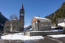 La cittadina di Goschenen (Svizzera) innevata durante i mesi invernali - © Maria_Janus / Shutterstock.com