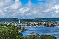 La cittadina di Kristiansand vista da Odderoya, Norvegia. Sesta città norvegese per popolazione, Kristiansand si trova sulla costa meridionale del paese ed è bagnata dallo Skagerrak, ...