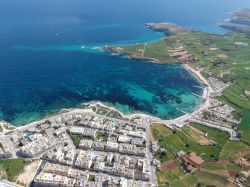 La cittadina di Marsascala fotografata da un drone (Malta). Sulla destra, la distesa di campi agricoli. 

