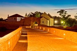 La cittadina di Nin by night (Croazia): parte delle antiche mura.

