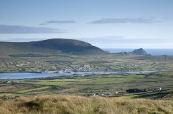 La cittadina di Portmagee fotografata da Valentia Island in Irlanda